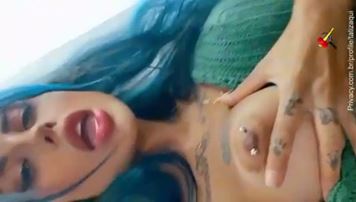 Videos Taty Zaqui peito com piercing se filmando