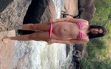 Bucetinha da novinha Clara Wellen na cachoeira