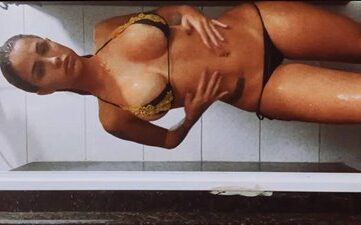 Vídeos da Maria Eugênia molhadinha tomando banho de biquini