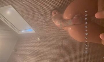 Pelada Ro Granada (@rogranada) Instagram tomando banho