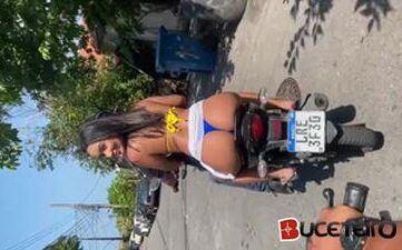 Emily Ferrer exibida bunda de fora andando de motoboy