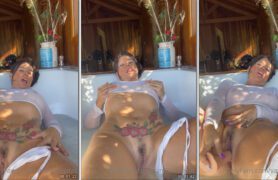 Vanessa Freitas curtindo uma sessão sexy na banheira