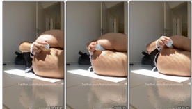 BabySamixxx, a famosa estrela do OnlyFans, visualizada em um vídeo privado inserindo um brinquedo sexual no ânus