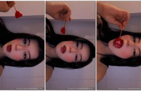Gabriella Manhaez sensualizando com um pirulito na boca