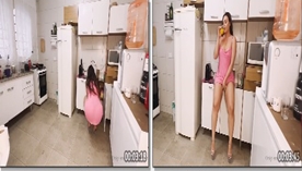 Janna Jenna exibindo sua bucetinha na cozinha enquanto bebe suco de laranja
