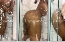 Lizy Donato sensualizando durante o banho e fazendo carinho no bumbum no chuveiro