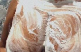 Vídeo de graça da luaninha becker mostrando tudo no banho com espuma