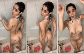 Dixie Martinez mostrando tudo no banheiro com poses provocantes