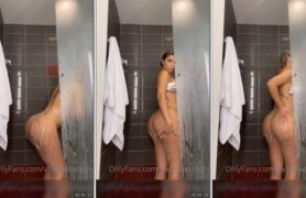 Viviane Lomelin, a famosa modelo do OnlyFans, protagonizou um vídeo sexy tomando banho sem roupa